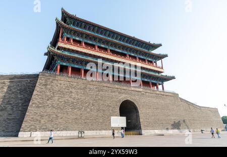 Pékin, Chine, 4 juin 2018 : touristes marchant près de la porte zhengyangmen, une magnifique structure faisant partie de l'ancien mur de la ville de pékin Banque D'Images