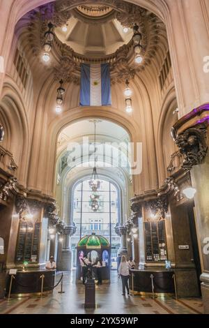 Buenos Aires, Argentine - 22 novembre 2024 : salles de l'atrium du bâtiment Palacio Barolo, Buenos Aires Banque D'Images