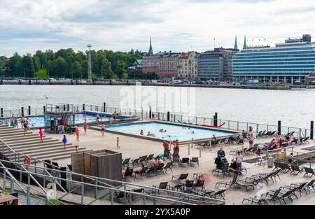 Helsinki, Finlande, 18 juillet 2024 : les gens profitent de la journée d'été en nageant et en prenant un bain de soleil à allas Sea Pool, un complexe de piscines flottantes à helsinki, finlande Banque D'Images