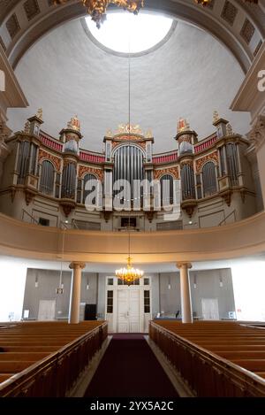 Helsinki, Finlande, 18 juillet 2024 : vue intérieure de l'orgue à grande pipe à l'intérieur de la cathédrale d'helsinki, avec ses détails complexes et celle de la cathédrale Banque D'Images