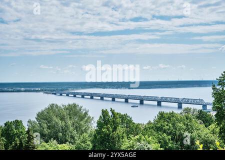 Le pont impérial est un pont routier et ferroviaire combiné sur la Volga, réservoir Kuibyshev, dans la ville d'Oulianovsk, Russie, début de constru Banque D'Images