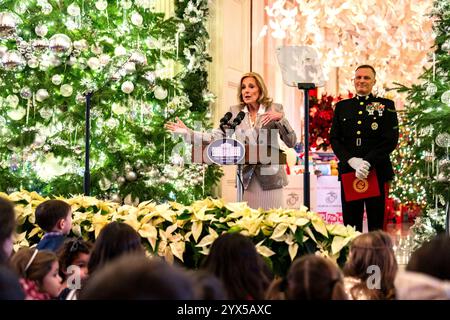 Washington, États-Unis. 13 décembre 2024. La première dame AMÉRICAINE Jill Biden prononce une allocution lors d'un événement Toys for Tots du corps des Marines des États-Unis dans la salle est de la Maison Blanche à Washington, DC, États-Unis, le vendredi 13 décembre, 2024. la Maison Blanche se joint aux familles militaires locales pour trier les jouets donnés en vue de les distribuer aux familles dans le besoin avant les fêtes. Photo de Kent Nishimura/Pool/ABACAPRESS. COM Credit : Abaca Press/Alamy Live News Banque D'Images