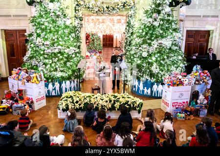 Washington, États-Unis. 13 décembre 2024. La première dame AMÉRICAINE Jill Biden prononce une allocution lors d'un événement Toys for Tots du corps des Marines des États-Unis dans la salle est de la Maison Blanche à Washington, DC, États-Unis, le vendredi 13 décembre, 2024. la Maison Blanche se joint aux familles militaires locales pour trier les jouets donnés en vue de les distribuer aux familles dans le besoin avant les fêtes. Photo de Kent Nishimura/ crédit : UPI/Alamy Live News Banque D'Images