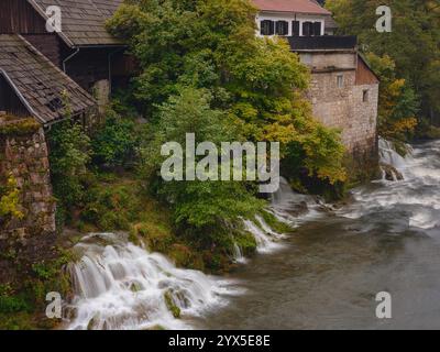 Rendez-vous au village de Rastoke près de Slunj en Croatie. Vue imprenable vieux moulins à eau sur les cascades de la rivière Korana, beau paysage de campagne Banque D'Images