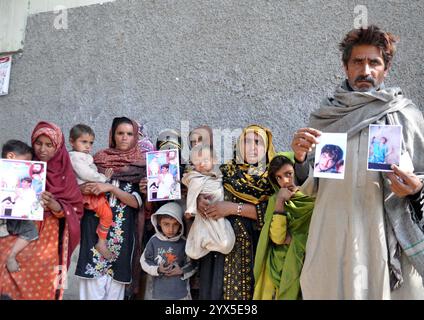 Les habitants de Tando Hyder organisent une manifestation de protestation contre la haute main de la police, au club de presse de Hyderabad le vendredi 13 décembre 2024. Banque D'Images