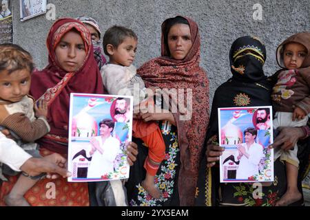 Les habitants de Tando Hyder organisent une manifestation de protestation contre la haute main de la police, au club de presse de Hyderabad le vendredi 13 décembre 2024. Banque D'Images