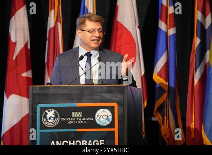 Anchorage, États-Unis d'Amérique. 21 novembre 2024. John Garver, directeur de l'Institut de défense du territoire à l'Académie de la Force aérienne, anime un groupe de discussion au cours de la troisième journée de la Conférence sur la sécurité et la défense d'Anchorage, le 21 novembre 2024, à Anchorage, en Alaska. La conférence de trois jours a porté sur les discussions sur l'importance croissante des régions arctiques dans la sécurité mondiale. Crédit : Amber Kurka/DOD/Alamy Live News Banque D'Images