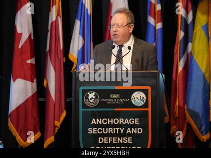 Anchorage, États-Unis d'Amérique. 21 novembre 2024. Evan Bloom, président de la gouvernance polaire, anime un groupe de discussion lors de la Conférence sur la sécurité et la défense d'Anchorage, le 21 novembre 2024, à Anchorage, en Alaska. La conférence de trois jours a porté sur les discussions sur l'importance croissante des régions arctiques dans la sécurité mondiale. Crédit : Amber Kurka/DOD/Alamy Live News Banque D'Images