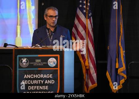 Anchorage, États-Unis d'Amérique. 21 novembre 2024. Craig Fleener, directeur adjoint du Ted Stevens Center for Arctic Security Studies, prononce un discours lors de la conférence sur la sécurité et la défense à Anchorage, le 21 novembre 2024. La conférence de trois jours a porté sur les discussions sur l'importance croissante des régions arctiques dans la sécurité mondiale. Crédit : Amber Kurka/DOD/Alamy Live News Banque D'Images