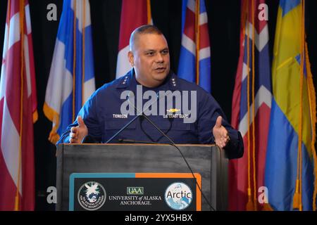 Anchorage, États-Unis d'Amérique. 19 novembre 2024. L’amiral Andrew Tiongson, vice-amiral de la Garde côtière américaine, commandant, région du Pacifique, prononce un discours lors de la Conférence sur la sécurité et la défense d’Anchorage, le 19 novembre 2024, à Anchorage, en Alaska. La conférence de trois jours a porté sur les discussions sur l'importance croissante des régions arctiques dans la sécurité mondiale. Crédit : Amber Kurka/DOD/Alamy Live News Banque D'Images