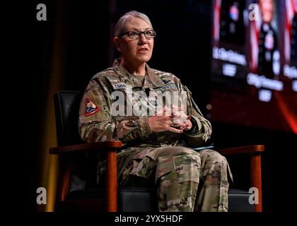 Orlando, États-Unis d'Amérique. 11 décembre 2024. La Sgt-maître-chef Tina Timmerman, conseillère principale auprès du chef adjoint des opérations spatiales pour les opérations, cybernétiques et nucléaires, participe à une discussion lors de la conférence Spacepower 2024 de la Space Force Association au Hilton Orlando, le 11 décembre 2024 à Orlando, en Floride. Crédit : Eric Dietrich/USSF/Alamy Live News Banque D'Images