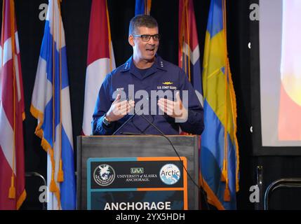 Anchorage, États-Unis d'Amérique. 19 novembre 2024. Le vice-amiral de la Garde côtière américaine Nathan Moore, commandant de la région de l’Atlantique, prononce un discours lors de la Conférence sur la sécurité et la défense d’Anchorage, le 19 novembre 2024, à Anchorage, en Alaska. La conférence de trois jours a porté sur les discussions sur l'importance croissante des régions arctiques dans la sécurité mondiale. Crédit : Amber Kurka/DOD/Alamy Live News Banque D'Images