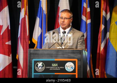 Anchorage, États-Unis d'Amérique. 21 novembre 2024. Jeffrey Libby, chercheur principal, ADAC-ARCTIQUE, Université de l'Alaska, anime un groupe de discussion au cours de la troisième journée de la Conférence sur la sécurité et la défense d'Anchorage, le 21 novembre 2024, à Anchorage, Alaska. La conférence de trois jours a porté sur les discussions sur l'importance croissante des régions arctiques dans la sécurité mondiale. Crédit : Amber Kurka/DOD/Alamy Live News Banque D'Images