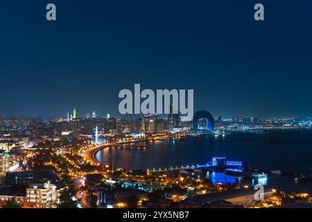 Bakou, Azerbaïdjan - 5 juin 2024. Vue sur le centre d'affaires de Crescent Bay et le port de Bakou depuis le parc des hautes terres. Soirée Bakou Boulevard. Banque D'Images