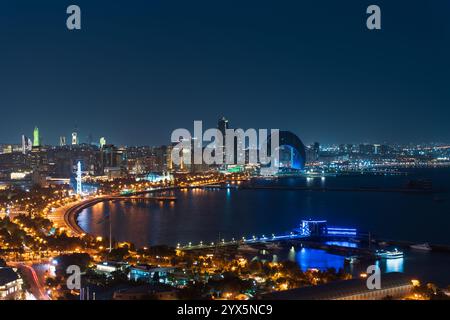Bakou, Azerbaïdjan - 5 juin 2024. Vue sur le centre d'affaires de Crescent Bay et le port de Bakou depuis le parc des hautes terres. Soirée Bakou Boulevard. Banque D'Images