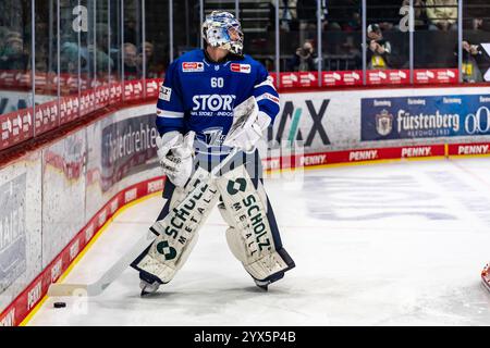 Joacim Eriksson (60, Goalie, Schwenninger Wild Wings) mit Puck hinter seinem Tor GER, Schwenninger Wild Wings vs Löwen Frankfurt, Eishockey, DEB, DEL, saison 2024/25, Spieltag 25, 13.12.2024, Foto : Eibner-Pressefoto/Florian Wolf Banque D'Images