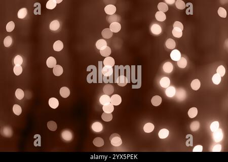 Lumières bokeh floues douces sur un fond marron. Banque D'Images