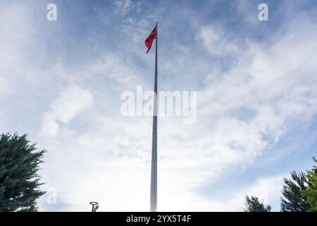 Drapeau turc s'élevant haut contre un ciel nuageux, symbole de liberté et d'indépendance ondulant contre un ciel clair, drapeau turc sur un grand pôle avec Nuageux Banque D'Images