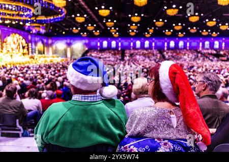 MAASTRICHT - fans avec André Rieu lors du premier de ses six concerts de Noël au MECC. Rieu sera accompagné de son Orchestre Johann Strauss, de solistes, de danseurs et de patineurs. ANP MARCEL VAN HOORN pays-bas Out - belgique Out Banque D'Images