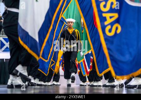 Great Lakes, Illinois, États-Unis. 21 novembre 2024. Les recrues de la division performance portant des drapeaux d'État défilent sur le pont d'exercice pendant la remise de diplômes du Pass in Review de l'US Navy Recruit Training Command à la Naval Station Great Lakes, Illinois, le 21 novembre 2024. Plus de 40 000 recrues s'entraînent chaque année dans le seul camp d'entraînement de la Marine (crédit image : © Christopher O'Grad/Yu.S.) Navy/ZUMA Press Wire) USAGE ÉDITORIAL UNIQUEMENT ! Non destiné à UN USAGE commercial ! Banque D'Images