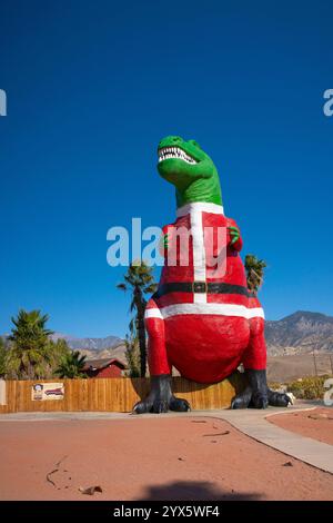 Dinosaure T-Rex habillé en Père Noël au Cabazon Dinosaurs - les plus grands dinosaures du monde à Cabazon, en Californie. Situé au 50770 Seminole Doco Banque D'Images