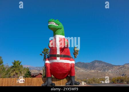 Dinosaure T-Rex habillé en Père Noël au Cabazon Dinosaurs - les plus grands dinosaures du monde à Cabazon, en Californie. Situé au 50770 Seminole Doco Banque D'Images