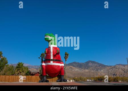 Dinosaure T-Rex habillé en Père Noël au Cabazon Dinosaurs - les plus grands dinosaures du monde à Cabazon, en Californie. Situé au 50770 Seminole Doco Banque D'Images