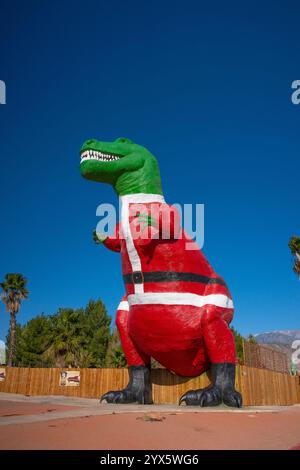 Dinosaure T-Rex habillé en Père Noël au Cabazon Dinosaurs - les plus grands dinosaures du monde à Cabazon, en Californie. Situé au 50770 Seminole Doco Banque D'Images