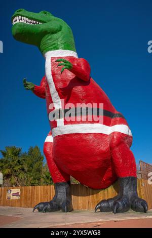 Dinosaure T-Rex habillé en Père Noël au Cabazon Dinosaurs - les plus grands dinosaures du monde à Cabazon, en Californie. Situé au 50770 Seminole Doco Banque D'Images