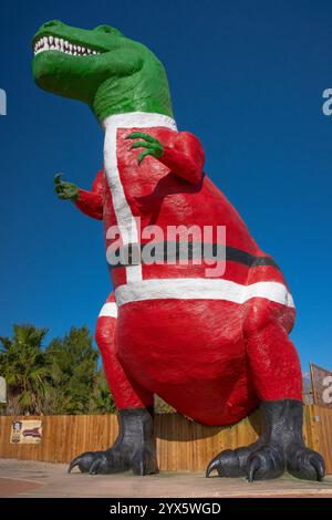 Dinosaure T-Rex habillé en Père Noël au Cabazon Dinosaurs - les plus grands dinosaures du monde à Cabazon, en Californie. Situé au 50770 Seminole Doco Banque D'Images