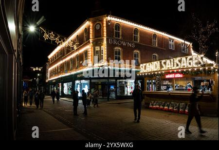 PARLIAMENT STREET, YORK, ROYAUME-UNI - 10 DÉCEMBRE 2024. Panorama paysager de foules de gens au marché de Noël de York à l'extérieur du grand magasin Browns Banque D'Images