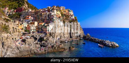 Italie, Cinque terre célèbre parc national de villages de pêcheurs traditionnels. Manarola maisons colorées et baie pittoresque. attraction touristique populaire dans Banque D'Images