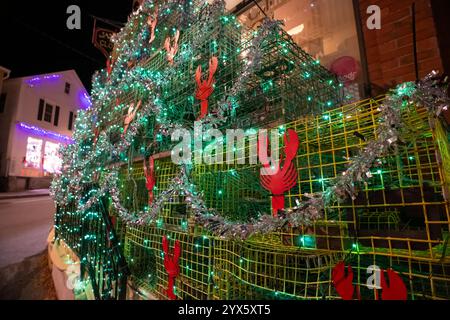 29 novembre 2024 Booth Bay Harbor, Maine, États-Unis piège à homard décorations d'arbre de Noël à Booth Bay Harbor, Maine. Booth Bay Harbor est une petite ville balnéaire avec une population toute l'année d'un peu plus de 2 000 personnes. La ville balnéaire, le long de la côte rocheuse de MaineÕs, compte de nombreux restaurants, boutiques et quais pour la pêche et les bateaux de plaisance. ( Rick Friedman ) Banque D'Images