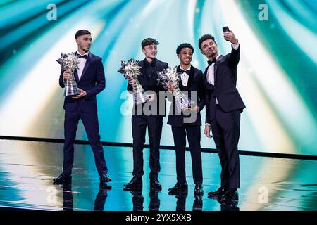 CRAIGIE Kenzo, champion junior de kart, portrait avec PALOMBA Giuseppe, FIA Karting, portrait JEFF-HALL Ethan, FIA Karting et NORRIS Lando, McLaren Racing, FIA formule 1 lors de la cérémonie des FIA Awards 2024, le 13 décembre 2024 à la BK Arena, à Kigali, Rwanda Banque D'Images