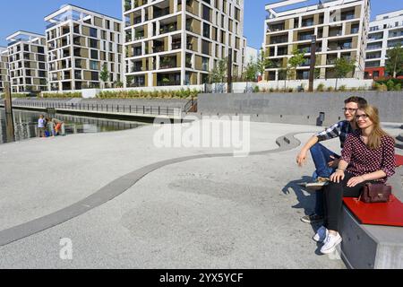 Jeune couple avec développement résidentiel en arrière-plan dans le port d'Offenbach près de Francfort Allemagne . Banque D'Images