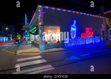 29 novembre 2024 Booth Bay Harbor, Maine, États-Unis décorations de Noël à Booth Bay Harbor, Maine. Booth Bay Harbor est une petite ville balnéaire avec une population toute l'année d'un peu plus de 2 000 personnes. La ville balnéaire, le long de la côte rocheuse de MaineÕs, compte de nombreux restaurants, boutiques et quais pour la pêche et les bateaux de plaisance. ( Rick Friedman ) Banque D'Images