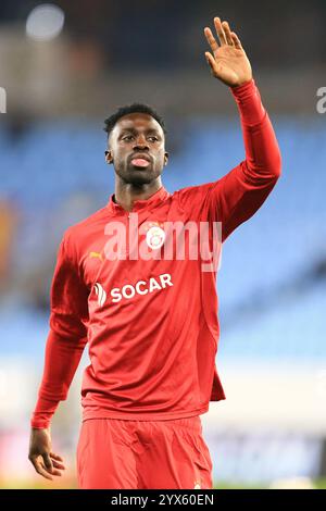 Malmo, Suède. 12 décembre 2024. Davinson Sanchez de Galatasaray s’échauffe pour le match de l’UEFA Europa League entre Malmo FF et Galatasaray au Eleda Stadion à Malmoe. Banque D'Images