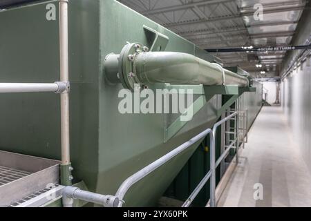 Tuyaux en plastique à l'intérieur d'une nouvelle petite usine de traitement des eaux usées. Banque D'Images