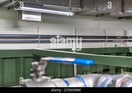 Tuyaux en plastique à l'intérieur d'une nouvelle petite station d'épuration des eaux usées étiquetée Scum Return et RAS. Banque D'Images