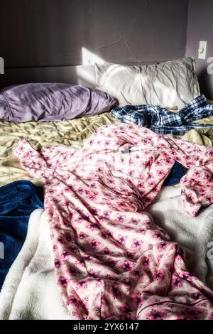 Un lit escamotable non fait dans un appartement New-yorkais, USA 2024 Banque D'Images