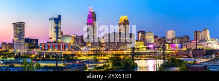 Vue panoramique de Cleveland, Ohio skyline au crépuscule Banque D'Images