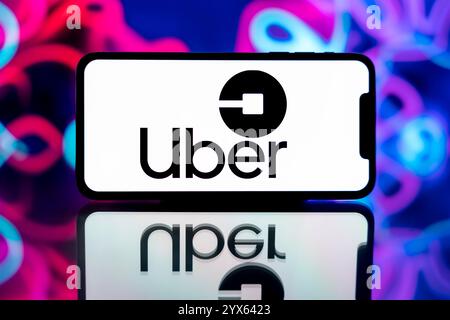 Inde. 14 décembre 2024. Dans cette illustration photo, le logo Uber est affiché sur l'écran d'un téléphone portable. (Photo de Idrees Abbas/SOPA images/SIPA USA) *** strictement à des fins d'actualités éditoriales *** crédit : SIPA USA/Alamy Live News Banque D'Images