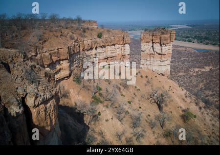 Vue panoramique sur les plaines inondables de la rivière Runde depuis le sommet des falaises de Chilojo, pendant la saison sèche, parc national de Gonarezhou, province de Masvingo, Zimbabwe. Banque D'Images