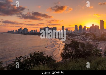 Vue aérienne du lever du soleil tôt le matin avec un ciel coloré sur tel Aviv Yafo en Israël Banque D'Images