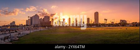 Vue aérienne du lever du soleil tôt le matin avec un ciel coloré sur tel Aviv Yafo en Israël Banque D'Images