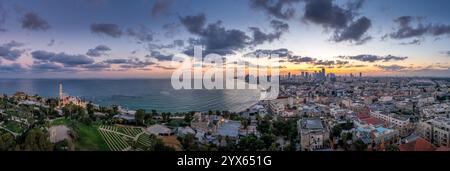 Vue aérienne du lever du soleil tôt le matin avec un ciel coloré sur tel Aviv Yafo en Israël Banque D'Images