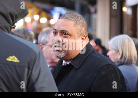 New York, États-Unis. 14 décembre 2024. NEW YORK, NEW YORK - 13 DÉCEMBRE : le maire Eric Adams, accompagné du procureur de Manhattan Alvin Bragg et de dignitaires, célèbre le succès de la « Midtown Improvement Coalition » de NYPD Community Link lors d'un événement de presse à Times Square, Manhattan, le vendredi 13 décembre 2024. L'initiative vise à améliorer la sécurité publique et la qualité de vie dans Midtown Manhattan. (Photo : Luiz Rampelotto/EuropaNewswire/Sipa USA). Crédit : Sipa USA/Alamy Live News Banque D'Images