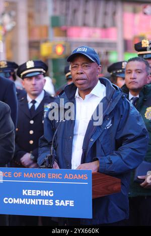 NY, États-Unis. 14 décembre 2024. NEW YORK, NEW YORK - 13 DÉCEMBRE : le maire Eric Adams, accompagné du procureur de Manhattan Alvin Bragg et de dignitaires célèbrent le succès de la « Midtown Improvement Coalition » de NYPD Community Link lors d'un événement de presse à Times Square, Manhattan, le vendredi 13 décembre 2024. L'initiative vise à améliorer la sécurité publique et la qualité de vie dans Midtown Manhattan. (Crédit image : © Luiz Rampelotto/ZUMA Press Wire) USAGE ÉDITORIAL SEULEMENT! Non destiné à UN USAGE commercial ! Banque D'Images