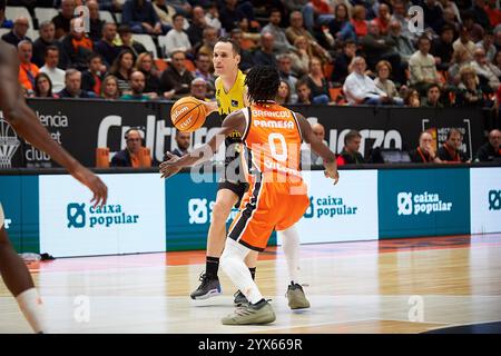 Valencia, Espagne. 13 décembre 2024. Marcelinho Huertas de la Laguna Tenerife vu en action lors de la Liga Endesa saison régulière Round 6 entre Valencia basket et la Laguna Tenerife au Pabellon Fuente de San Luis. Note finale : Valencia basket 96 : 81 la Laguna Tenerife. Crédit : SOPA images Limited/Alamy Live News Banque D'Images