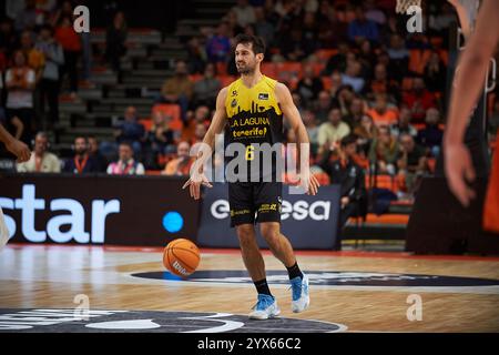 Valencia, Espagne. 13 décembre 2024. Bruno Fitipaldo de la Laguna Tenerife vu en action lors de la Liga Endesa saison régulière Round 6 entre Valencia basket et la Laguna Tenerife au Pabellon Fuente de San Luis. Note finale : Valencia basket 96 : 81 la Laguna Tenerife. Crédit : SOPA images Limited/Alamy Live News Banque D'Images